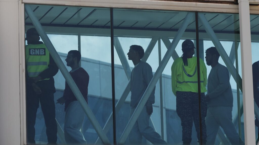 Supreme Court temporarily blocks deportations of Venezuelans held in northern Texas