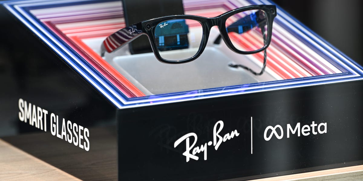 Meta's CTO Says Smart Glasses Won't Replace Smartphones Just yet