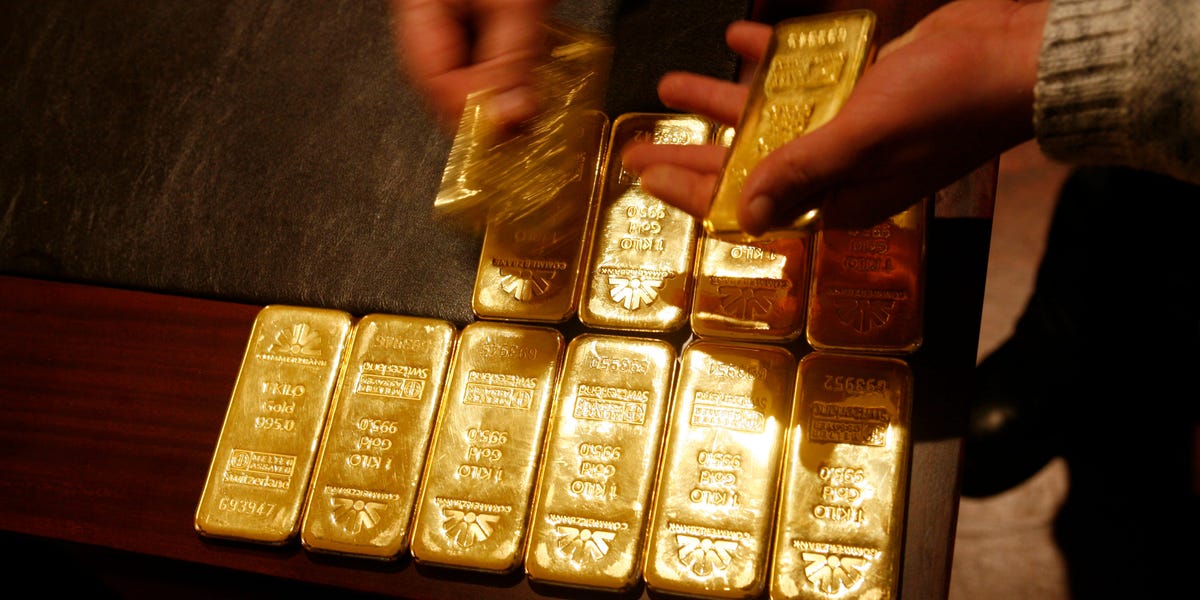 'Sell America' Sparks FOMO-Fueled Rush to Gold, Silver Among Retail Traders