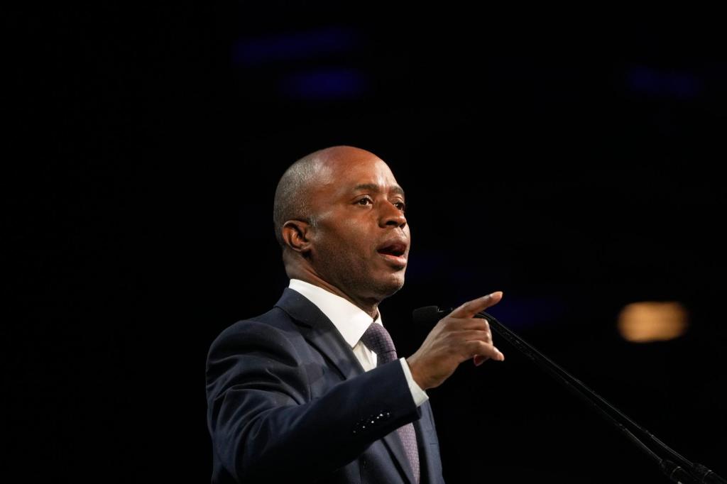 Fearing GOP upset, top California Democrat urges lagging candidates for governor to drop out of race