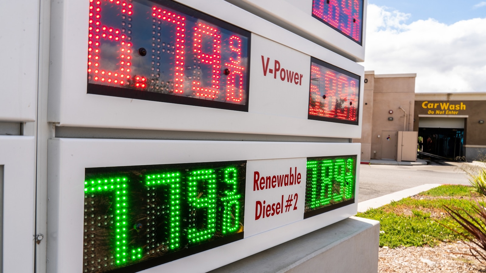 War With Iran Drives Gas Prices, Strains Americans Finances Nationwide