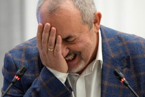 Police briefly detain a liberal Russian politician and Putin critic
