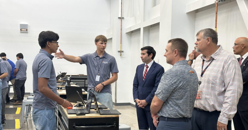 Acting U.S. Labor secretary visits Phoenix West-MEC campus, talks workforce needs with businesses