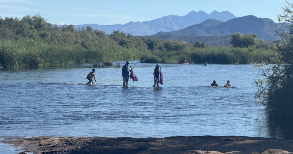 Hundreds of volunteers remove trash and invasive species from lower Salt River