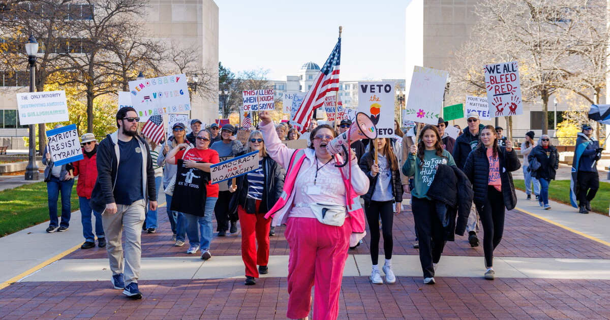 Hundreds turn out for No Kings rally at Capitol focused on early voting